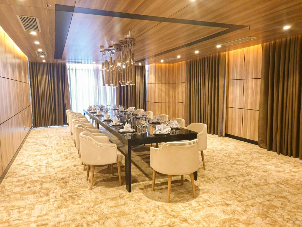 Diamond Stars Ben Tre Hotel Kültér fotó A private dining room at the restaurant
