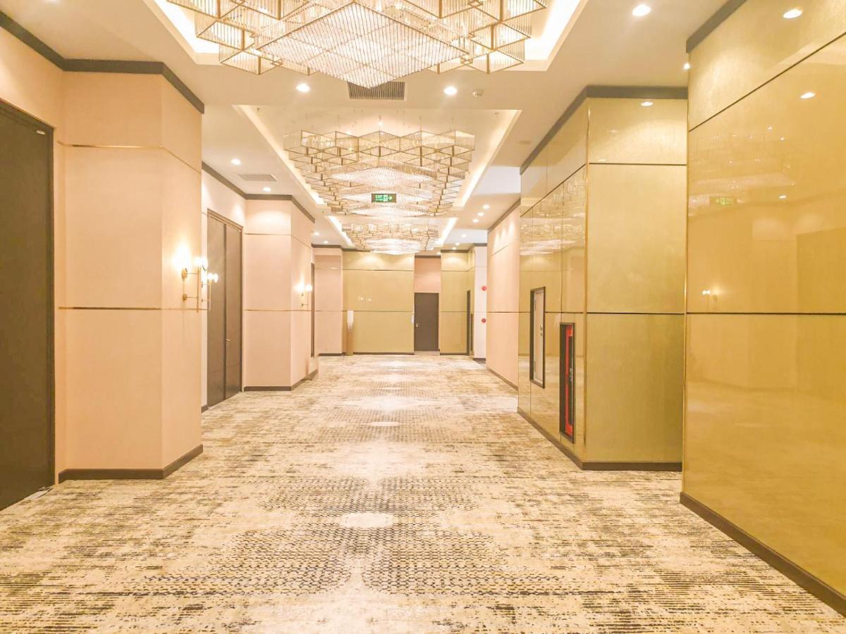 Diamond Stars Ben Tre Hotel Kültér fotó A corridor in a hotel