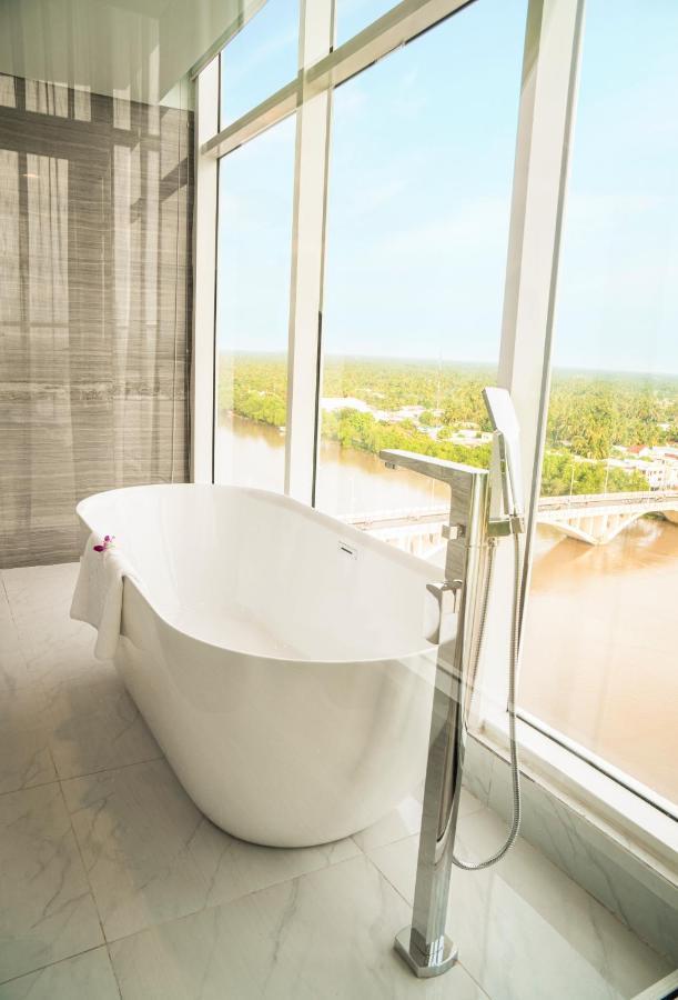 Diamond Stars Ben Tre Hotel Kültér fotó A freestanding bathtub