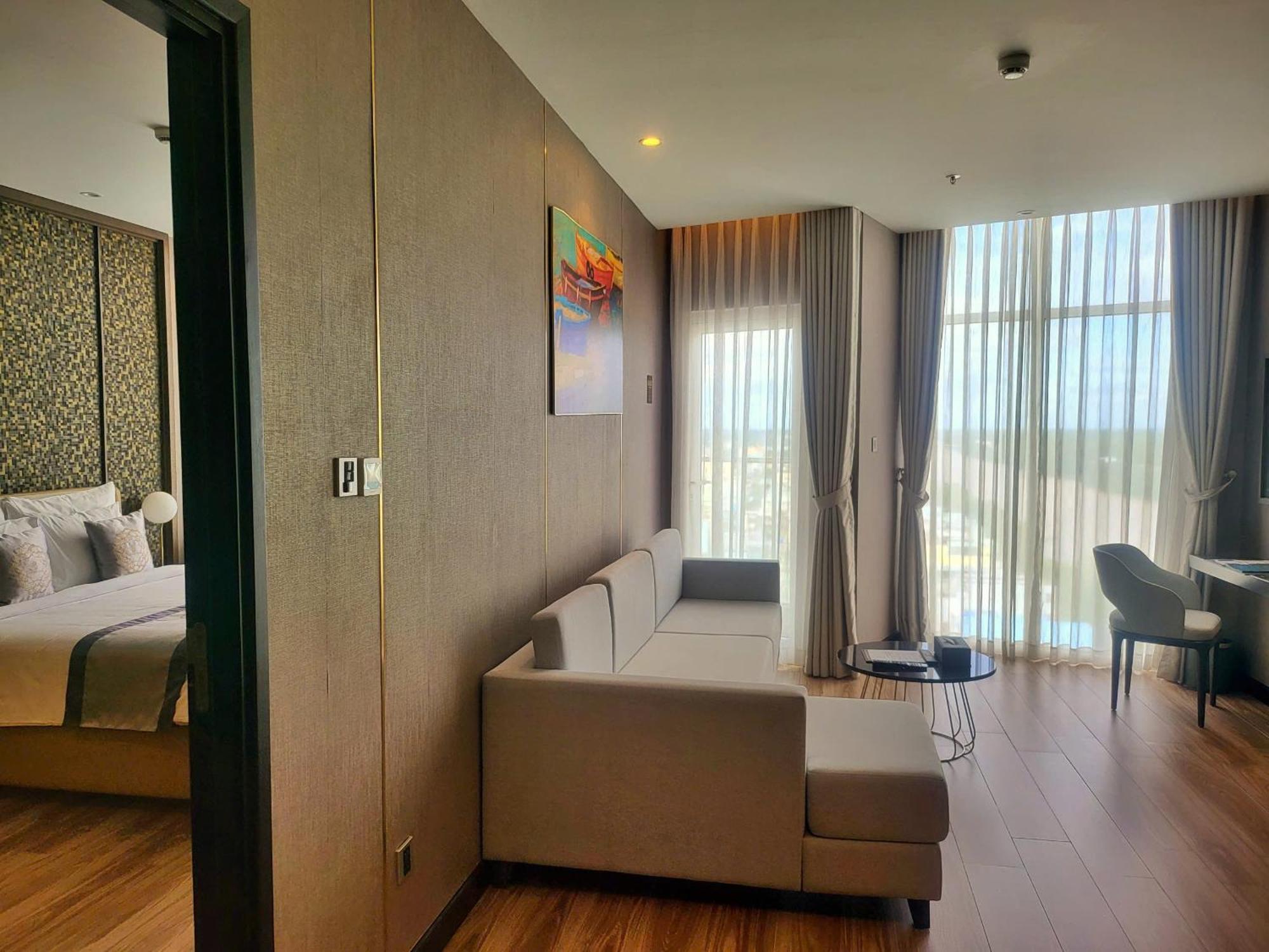 Diamond Stars Ben Tre Hotel Kültér fotó A suite at the hotel
